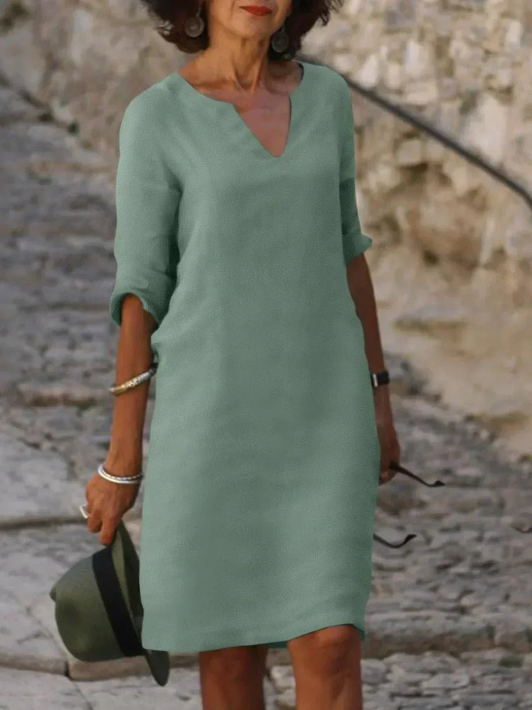 Emery – Elegant and refined dress that covers the belly