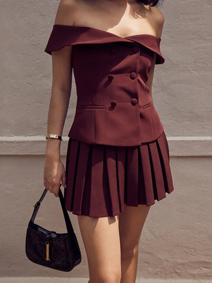 Set with off-shoulder blazer and pleated skirt
