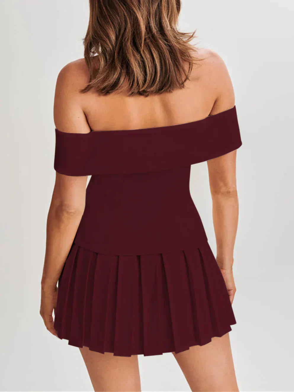 Set with off-shoulder blazer and pleated skirt