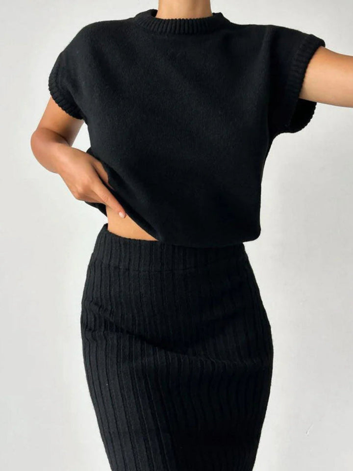 Set Assembled: Thick Knitted Top and High-Waisted Knitted Midi Skirt