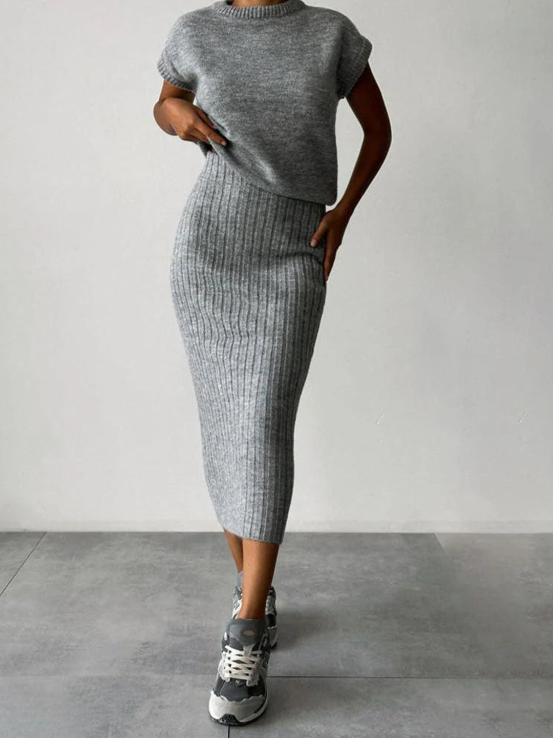 Set Assembled: Thick Knitted Top and High-Waisted Knitted Midi Skirt