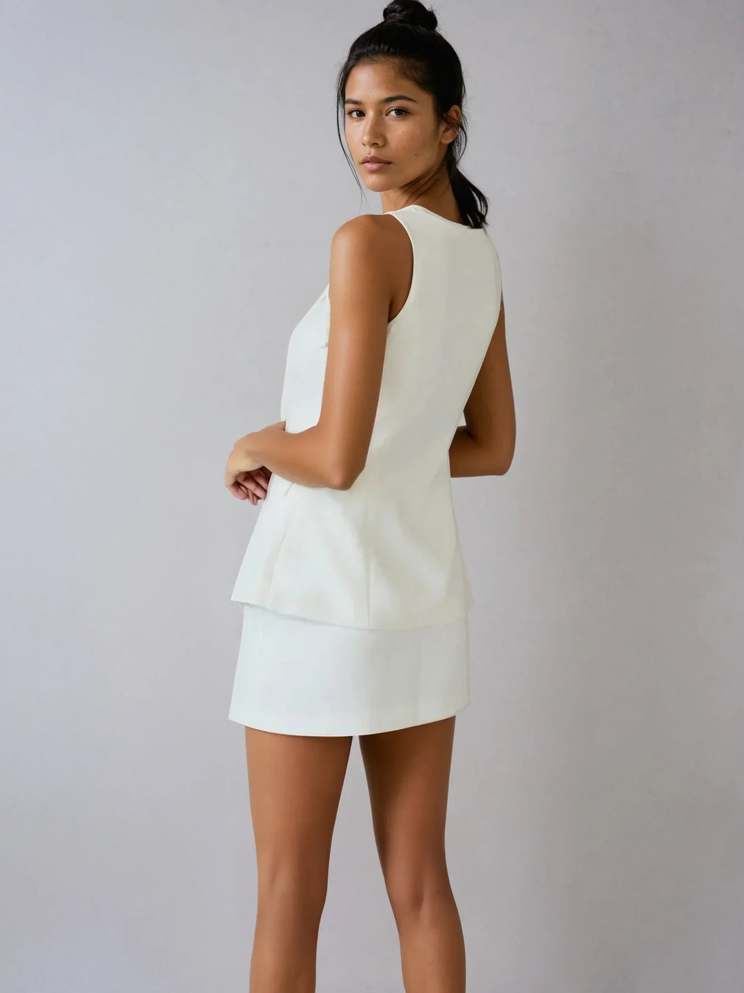 Elegant sleeveless set with square collar