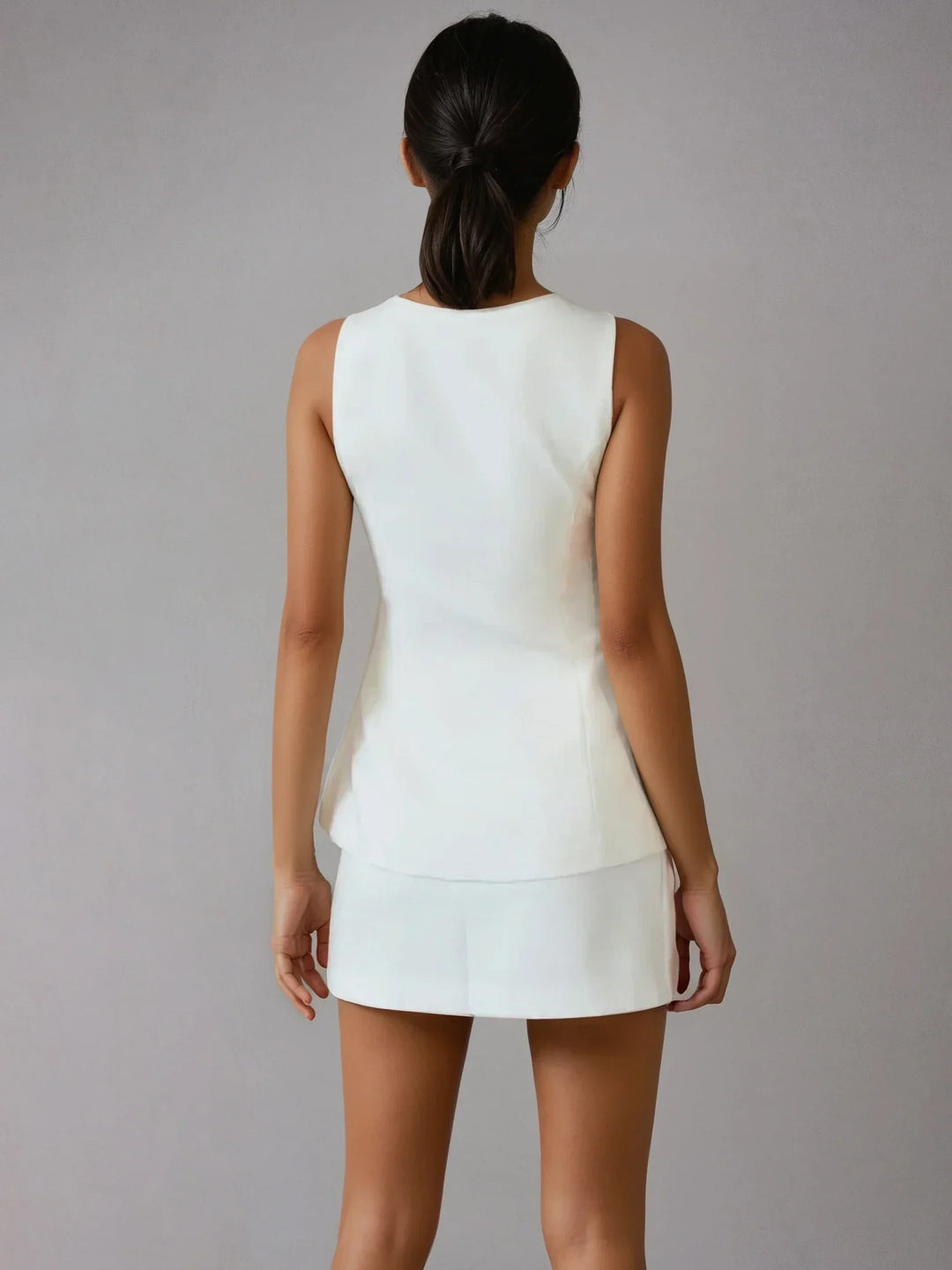 Elegant sleeveless set with square collar